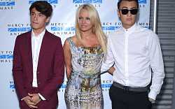 Hvězda seriálu Pobřežní hlídka Pamela Anderson se loni na Štědrý den tajně pošesté vdala