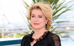 Catherine Deneuve: Šarmantní Francouzska zářila v provokativních rolích a měla slabost pro mladší partnery Catherine Deneuve: Šarmantní Francouzska zářila v provokativních rolích a měla slabost pro mladší partnery