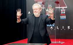 Ridley Scott: Vizionářský režisér, který lidem představil vesmírné vetřelce a vytvořil Ripleyovou Ridley Scott: Vizionářský režisér, který lidem představil vesmírné vetřelce a vytvořil Ripleyovou