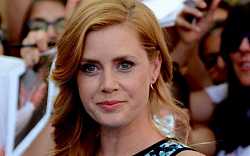 Žena v okně: Křehká Amy Adams s vínem v ruce se baví sledováním sousedů až jednoho dne spatří něco, co nikdo vidět neměl Žena v okně: Křehká Amy Adams s vínem v ruce se baví sledováním sousedů až jednoho dne spatří něco, co nikdo vidět neměl