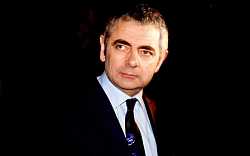 Mr. Bean přesedlal do role komisaře Maigreta. Proč byl zločinecký gang z Československa nahrazen ruskými kriminálníky