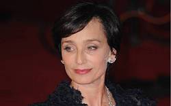 Kristin Scott Thomas: Ironická a zábavná Fiona z komedie Čtyři svatby a jeden pohřeb Kristin Scott Thomas: Ironická a zábavná Fiona z komedie Čtyři svatby a jeden pohřeb