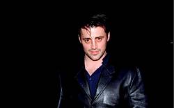 Fiktivní Joey Tribbiani ve skutečném seriálu Tak jde čas Fiktivní Joey Tribbiani ve skutečném seriálu Tak jde čas