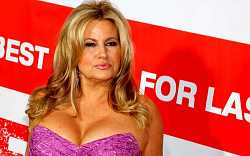 Jennifer Coolidge: Ze sexy Stiflerovy mámy se stala plastiková královna Jennifer Coolidge: Ze sexy Stiflerovy mámy se stala plastiková královna