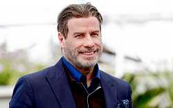John Travolta si v nové vánoční reklamě znovu zatančí legendární tanec z Pulp Fiction. Tentokrát ale v kostýmu Santy John Travolta si v nové vánoční reklamě znovu zatančí legendární tanec z Pulp Fiction. Tentokrát ale v kostýmu Santy