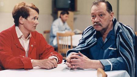 Návštěvní hodiny s Rudolfem Hrušínským dojemně a s citem divákům připomínají význam rodiny Návštěvní hodiny s Rudolfem Hrušínským dojemně a s citem divákům připomínají význam rodiny