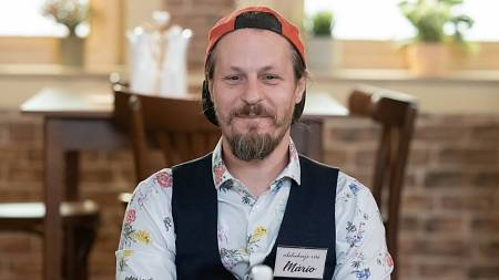 Ulice: Mário ohromil diváky. Hudbu k jeho „Cejchu“ složil člen Support Lesbiens Ulice: Mário ohromil diváky. Hudbu k jeho „Cejchu“ složil člen Support Lesbiens