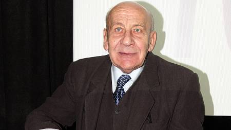 Jeho hlas působil jako pohlazení a v dabingu neměl konkurenci, přesto se tento chlapík celý život styděl za svou orientaci Jeho hlas působil jako pohlazení a v dabingu neměl konkurenci, přesto se tento chlapík celý život styděl za svou orientaci
