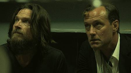 Netflix tentokrát neslibuje. On rovnou drtí – atmosférou i obsahem. Seriál láká na rodinné tajemství a nebezpečné podsvětí Netflix tentokrát neslibuje. On rovnou drtí – atmosférou i obsahem. Seriál láká na rodinné tajemství a nebezpečné podsvětí
