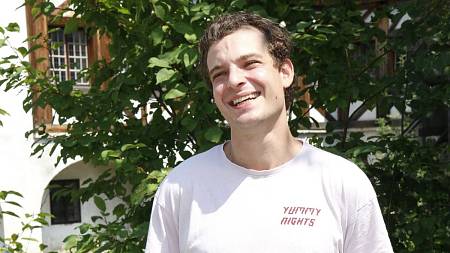 Cyril Dobrý je synem slavného herce. Nedokončil gymnázium ani DAMU a je z něj truhlář