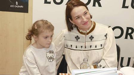 Dcera spisovatelky Ireny Obermannové má dvě malé holčičky a hned několik chův