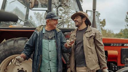 Bezedné záhony, čolci, kuňky a maringotka – survival na Farmě Vojty Kotka