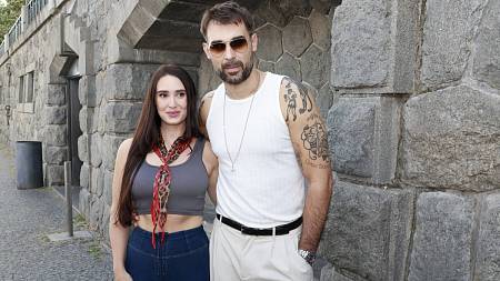 Kněz z Polabí Adam Vacula je rozvedený. Jeho mládí bylo bouřlivé