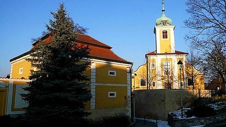 Polabí: Na návštěvě v kostele, kde pochybuje o víře farář Tomáš a v domě kde žije děda František