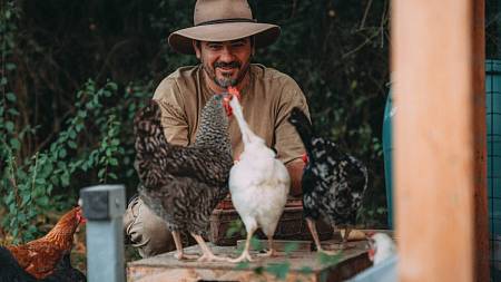 Farma Vojty Kotka: Slunce, ovce, 40 náklaďáků kamení a vlak, co předpovídá déšť