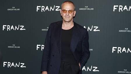 Herec s uhrančivým pohledem je vyučený truhlář, který se rád potí v sauně i tísní v maringotce