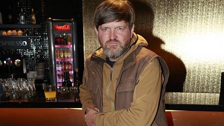 Martin Kubačák ze seriálu Mladá krev si vzal dceru dvou superslavných herců. Také se živí jako herečka. Poznáte ji?