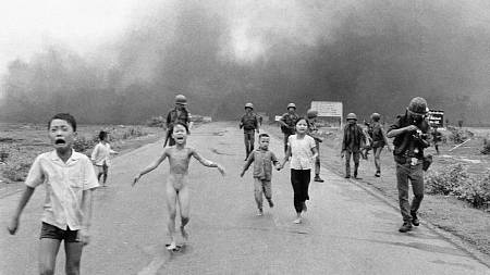 Kdo skutečně vyfotil napalmovou dívku? Netflix pátrá po autorovi slavné válečné fotografie