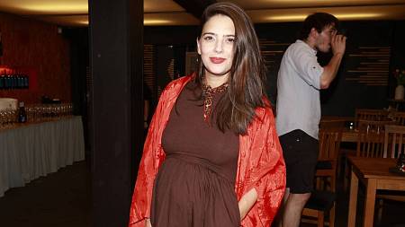 Hvězda Ulice Natálie Holíková se stala maminkou. Porodila syna známému pohádkovému princi