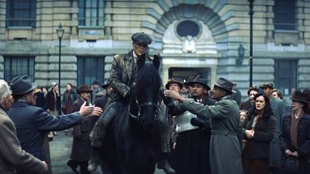 Gangy z Birminghamu se střetnou s 2. světovou válkou. Film naváže na slavný seriál