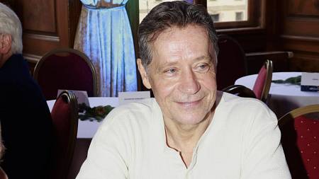 Takto vypadá životní láska herce Pavla Kříže. V domově důchodců pečuje o nemocné seniory