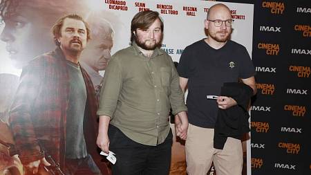 Vojtěch Machuta z Ulice přišel na premiéru filmu ruku v ruce s mužem