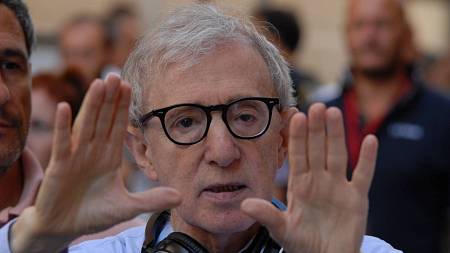 V USA je za vyvrhele, v Evropě za hvězdu. Devadesátiletý Woody Allen šokuje filmový svět nečekaným návratem