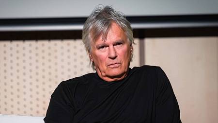 Poznáte ještě bývalého mužného detektiva-všeuměla MacGyvera? Je z něj roztomilý děda a miluje Prahu