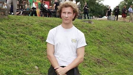 Neslyšící Adam ze seriálu Polabí je synem slavného hereckého páru. Tipněte, kdo jsou jeho rodiče