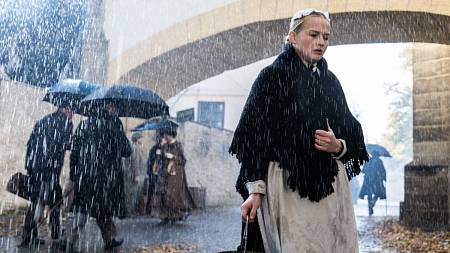 Zítra večer pošlete děti spát. ČT 1 vysílá nejskandálnější český film všech dob o zakázané lásce. Napsala ho dcera celebrit