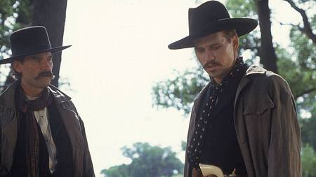 Val Kilmer v Tombstone: Role Doca Hollidaye, na kterou se nezapomíná a navíc 55 mrtvých postav a zaručeně všechny pravé kníry