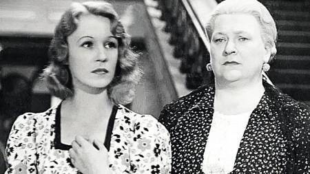 Kdo ji nezná, není Čech. Zítra odpoledne vysílá ČT 1 nesmrtelnou komedii, u které puknete smíchy i po sté