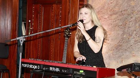 Toto je slavná dcera Lenky Filipové. Je jí 32 a vypadá jako matčina kopie v nejlepších letech