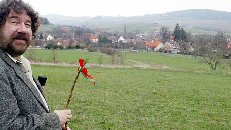 Zdeněk Troška nedá se na stará kolena odstěhoval do Hoštic. Obývá podkroví plné světla v domku ze Slunce, seno