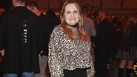 V osmdesátkách se proslavila jako dětská hvězda Troškova filmu. Zničilo jí ale manželství se slavným hercem