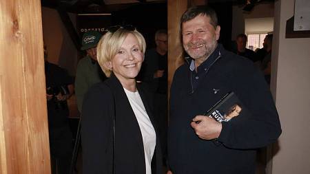 Herec Jan Hrušinský napumpoval miliony do starého statku a kravína. Podívejte, jak luxusní sídlo stvořil