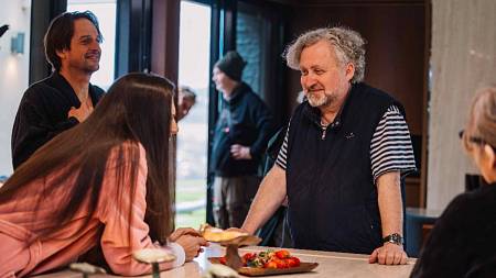 Jan Hřebejk se do toho obul. Na jaře přichází skvělý seriál pro ženy nad padesát. Inteligentní, vtipný a obsazený na Oscara