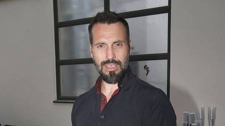 Noid Bárta šokuje fanoušky: Zlatý slavík odhodil mikrofon a dře v monterkách na stavbě. Takto vypadá jeho nový dům