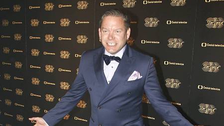 Zpěvák Matěj Ruppert slaví narozeniny. Oženil se na lodičce uprostřed šumavské řeky