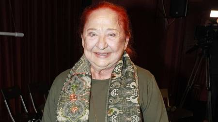 Tato herečka má výraznou barvu hlasu i vlasů. Poznáte ji?