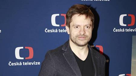 Nahlédněte do pražského bytu herce Jiřího Mádla. Luxus nečekejte, najdete pohodu, surové materiály a odhalené cihly