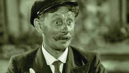 Vlasta Burian jako zachránce tonoucích. Film Ryba na suchu dodnes baví humorem i lidskostí