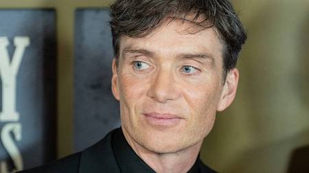 Cillian Murphy oslavil padesátiny. Nejspíš „ve vězení“, v horkém Řecku a po boku Jamese Bonda