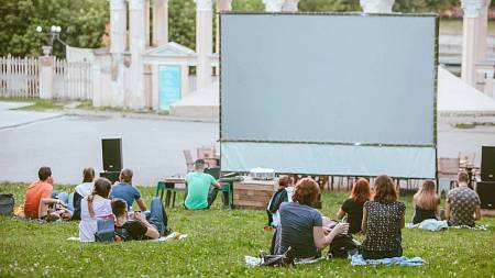 Letní kina otevřela pomyslné dveře, návštěvníky ale zvou nejen na filmy