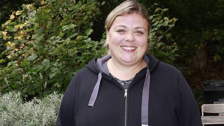 Luxus odmítla. Hvězda seriálu Polabí bydlí v chlívku a je šťastnější než většina celebrit