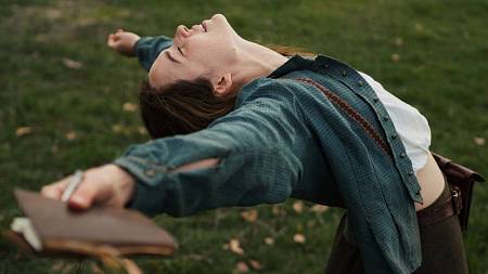 Netflix oprášil více než stoletou klasiku. Slavný příběh, který kdysi odstartoval kariéru Sama Neilla, se vrací jako velkolepý seriál