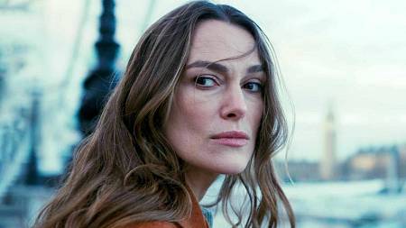 Manžel míří do Downing Street, ona dál pracuje jako špionka. Tajemný thriller s Keirou Knightley se vrací