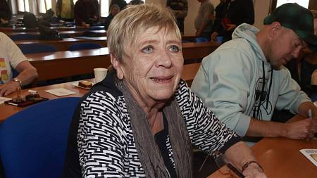 Oblíbená herečka je v nemocnici. Syn říká: „Držte nám palce.“