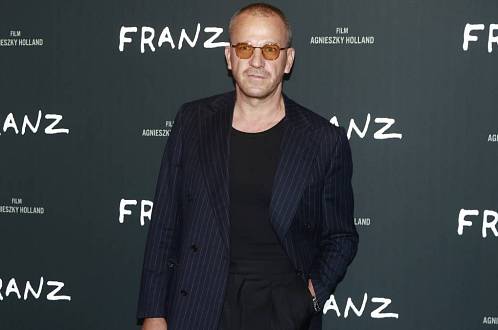 Herec s uhrančivým pohledem je vyučený truhlář, který se rád potí v sauně i tísní v maringotce