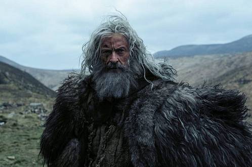 Hugh Jackman jako Robin Hood ukazuje legendu bez příkras. Temné, krvavé a intimní